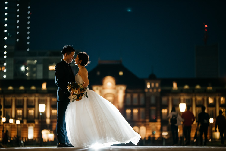 夕日から夜景まで 東京駅 丸の内でのウェディングドレス前撮り フォトウェディング 結婚式のカメラマン Fika And Fotos ウェディング ブライダルフォト