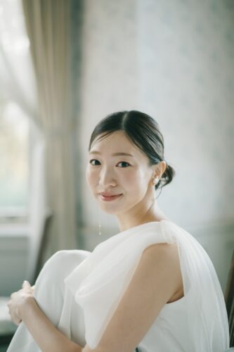 窓辺で微笑む花嫁|菊地 光 / Fika and Fotos