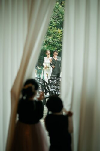 窓の外を眺める新郎新婦|菊地 光 / Fika and Fotos
