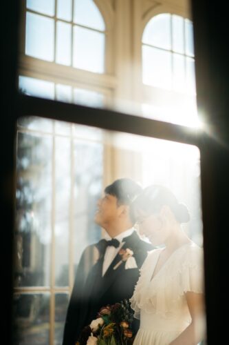 窓辺の光に包まれる新郎新婦|菊地 光 / Fika and Fotos