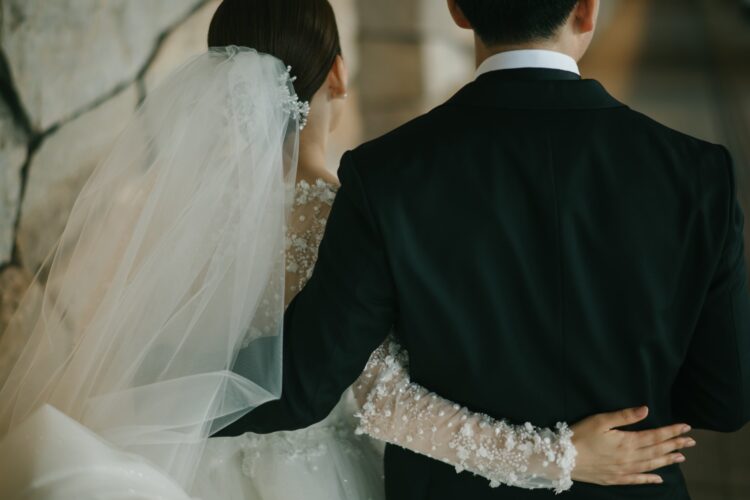 寄り添う新郎新婦の後ろ姿|菊地 光 / Fika and Fotos