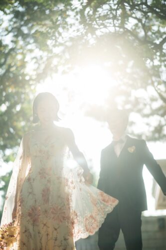 木漏れ日の中を歩く新郎新婦|菊地 光 / Fika and Fotos