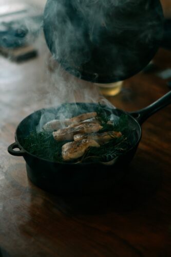 湯気が立ちのぼる披露宴の料理|菊地 光 / Fika and Fotos