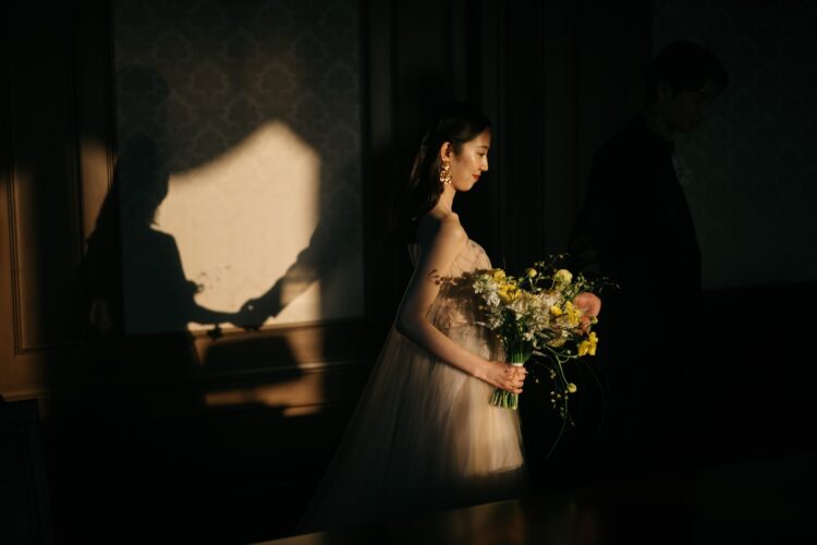 斜光の中でブーケを持つ花嫁|菊地 光 / Fika and Fotos