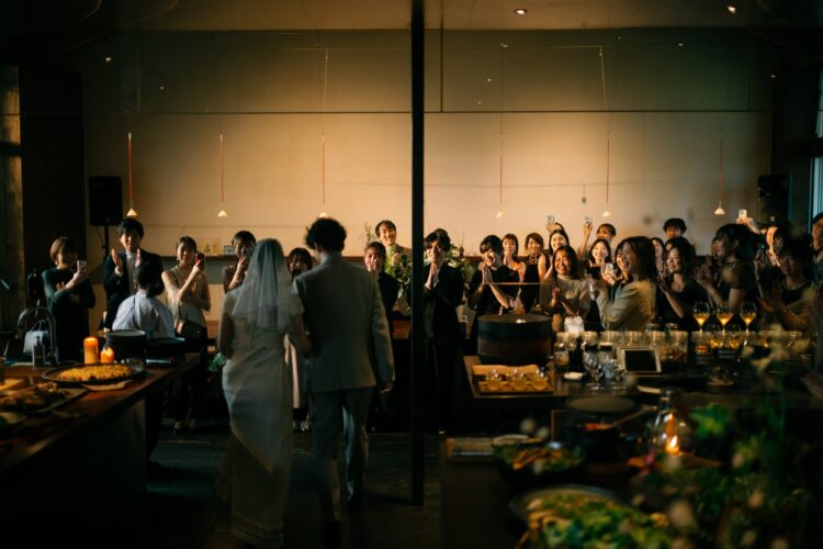 ゲストに迎えられる新郎新婦|菊地 光 / Fika and Fotos