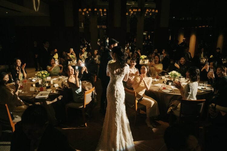 ゲストの祝福を受ける新郎新婦|菊地 光 / Fika and Fotos