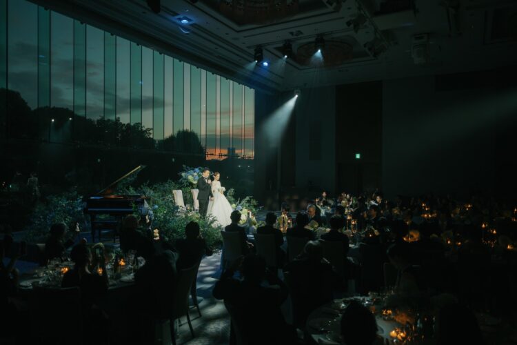 夜景を背景にした披露宴|菊地 光 / Fika and Fotos
